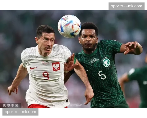 波兰中场泽林斯基独木难支，队友的跑动接应不足以支撑复杂战术